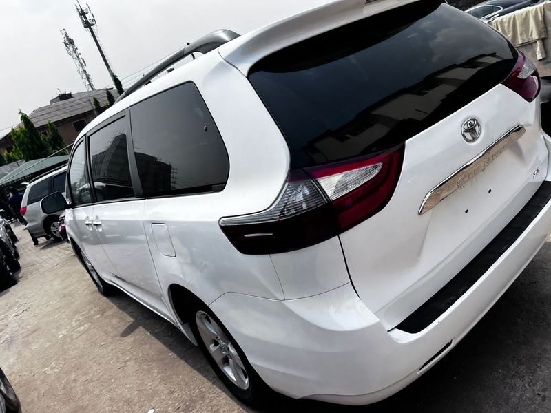 Thumbnail 4 of 2010 Toyota Sienna